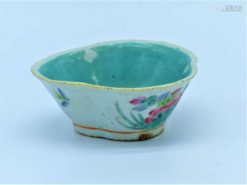 CHINE. Coupe lobée en porcelaine