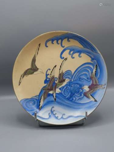 CHINE. Assiette en porcelaine