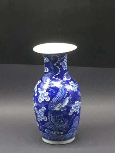 CHINE. Vase balustre en porcelaine