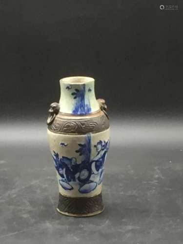 CHINE, Petit vase en porcelaine de Nankin