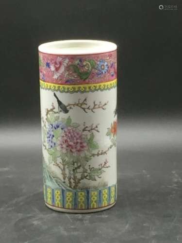 CHINE. Vase cylindrique en porcelaine