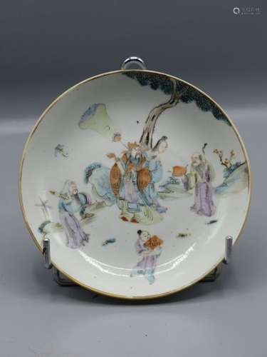 CHINE. Coupe en porcelaine polychrome