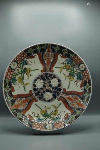 CHINE. Plat en porcelaine Imari