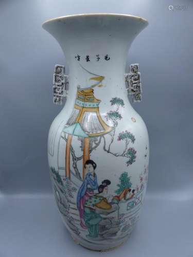 CHINE. Vase en porcelaine polychrome