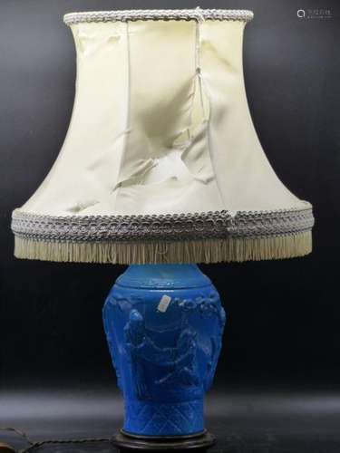 CHINE. Vase en porcelaine monté en lampe