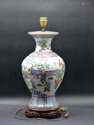 CHINE. Vase balustre en porcelaine monté en lampe