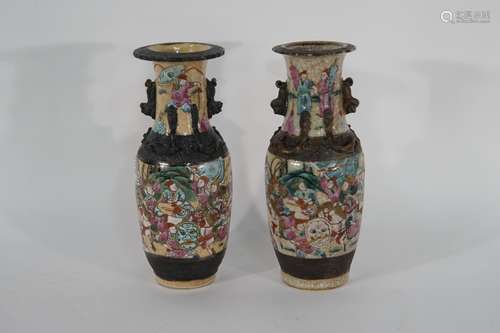 CHINE,Deux vases balustres en porcelaine/Nankin