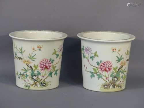 CHINE. Paire de petites jardinières en porcelaine