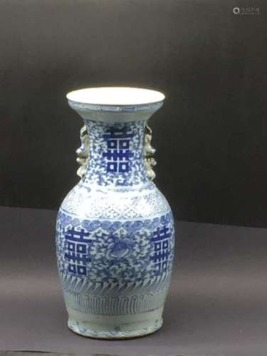 CHINE. Vase balustre en porcelaine