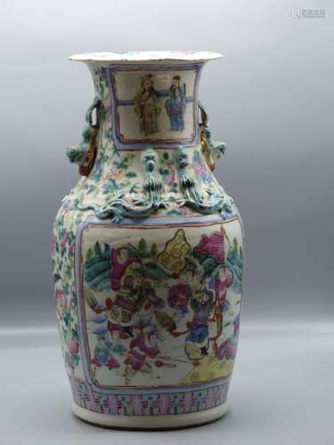 CHINE. Vase balustre en porcelaine de Canton