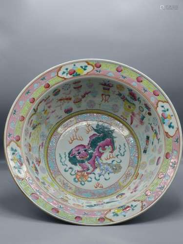 CHINE. Bassin en porcelaine