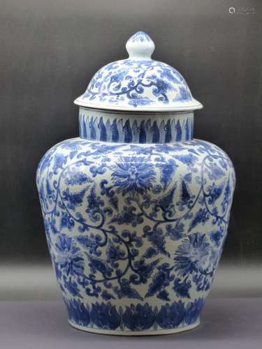 CHINE, Vase couvert en porcelaine bleu blanc