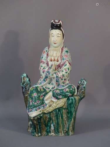 CHINE. Statuette de Guanyin en porcelaine