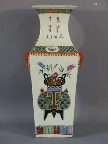 CHINE. Vase quadrangulaire