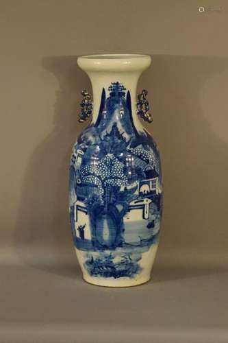 CHINE.Grand vase balustre en porcelaine bleu blanc