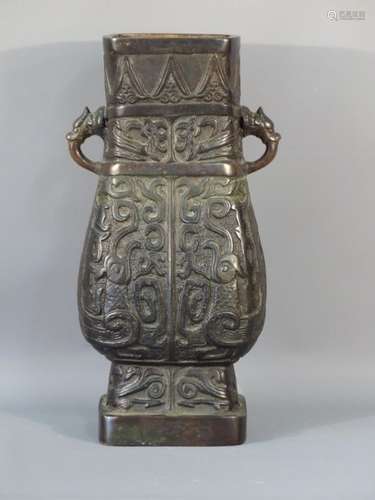 CHINE. Grand vase Hu en bronze