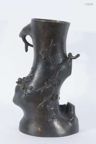 CHINE, Vase en bronze en forme de tronc de prunus