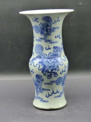 CHINE. Vase Gu en porcelaine bleu blanc