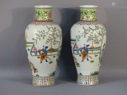 CHINE. Paire de vases balustres en porcelaine