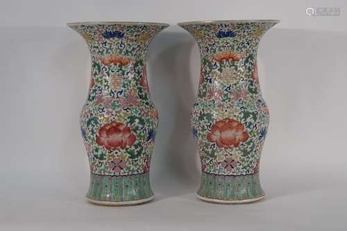 CHINE. Paire de vases Gu en porcelaine