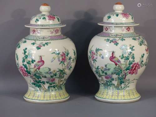 CHINE. Paire de potiches couvertes en porcelaine