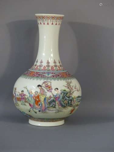 CHINE. Vase en porcelaine polychrome