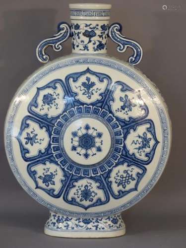 CHINE. Importante gourde en porcelaine