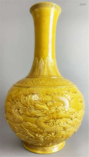 清乾隆黄釉云龙纹大赏瓶 Chinese Qing Qianlong yellow glazed dragon theme vase