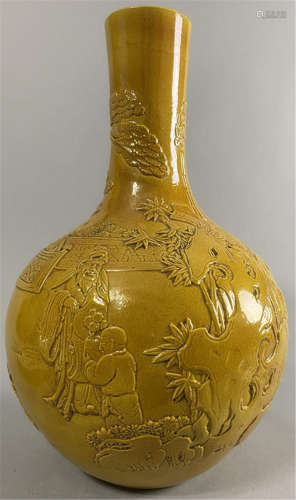 清道光黄地人物浮雕赏瓶 Chinese Qing Daoguang relievo yellow ground vase