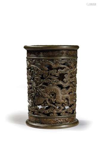 BITONG cylindrique en bronze à décor ajouré de deu…
