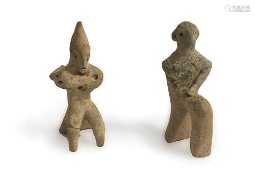 DEUX STATUETTES anthropomorphe en terre cuite. \nVa…