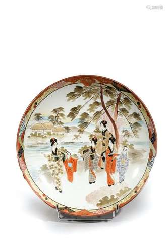 PLAT en porcelaine au décor de geishas. \nJapon fin…