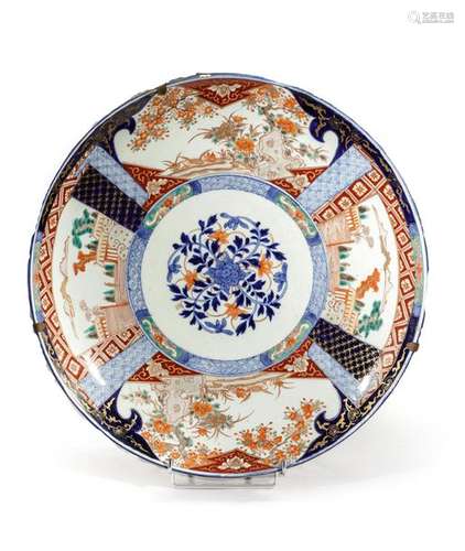 PLAT en porcelaine Imari à quatre cartouches au dé…