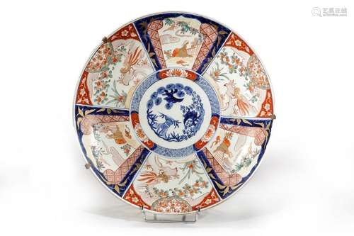 ASSIETTE en porcelaine Imari à six cartouches \n au…