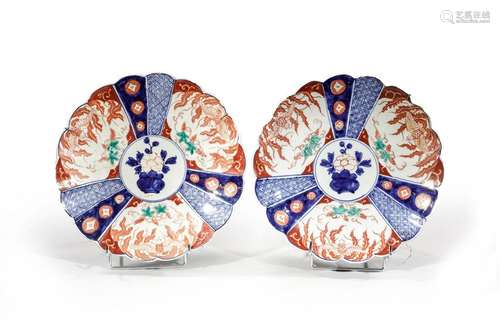 PAIRE D’ASSIETTES en porcelaine Imari à trois cart…