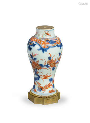 VASE en porcelaine à décor imari, monture en bronz…