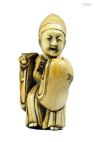 NETSUKE enfant debout à l’éventail et au tambourin…