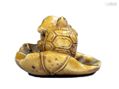 NETSUKE, grenouille et tortue, en ivoire. \nJapon d…