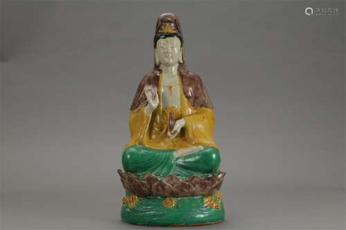 A Chinese Plain Tricolour Porcelain Guanyin Seated Statue