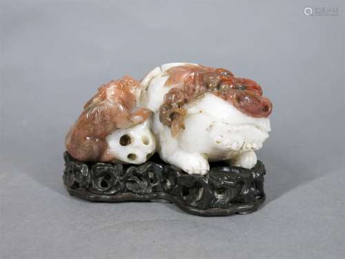 A Chinese Carved Agate Beast Ornament