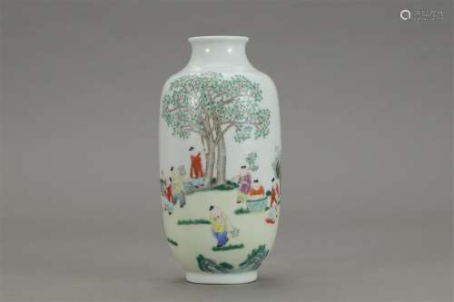 A Chinese Famille Rose Porcelain Lantern-shaped Vase