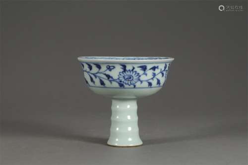 A Chinese Blue and White Floral  Twine Pattern Porcelain Standing Cup