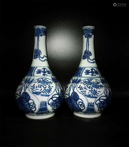 A Pair of Chinese Famille Rose Porcelain Vase