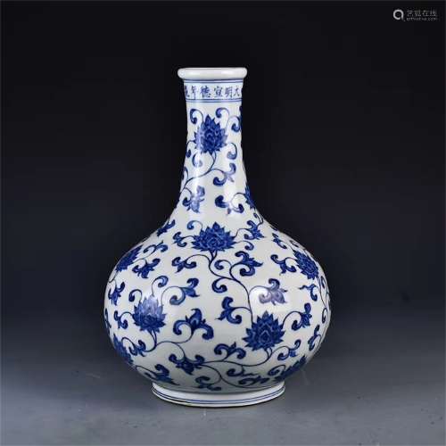 A Chinese Blue and White Floral Twine Pattern Porcelain Vase