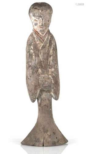 Figur einer stehenden Hofdame aus grauer Irdenware mit Resten von Bemalung