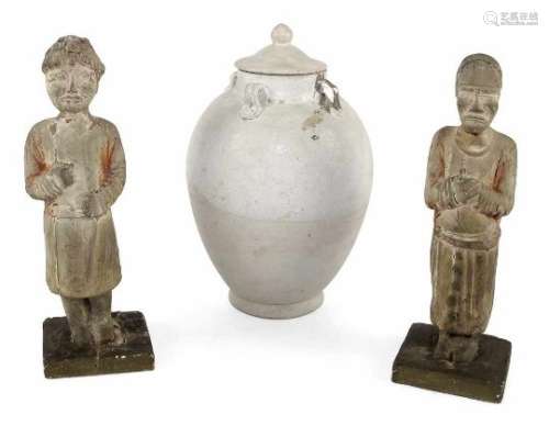 Zwei stehende Figuren und eine Deckelurne aus Keramik