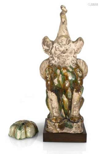 Wächterfigur und blütenförmige Schale mit Sancai-Glasur