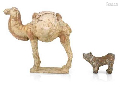 Tonfigur eines Kamels und kleine Tonfigur eines Hundes