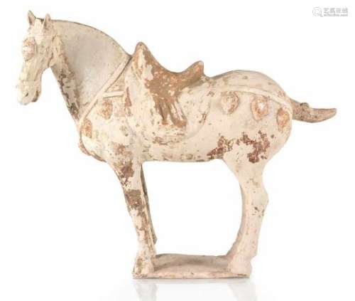 Unglasiertes Keramikmodell eines stehenden Pferdes
