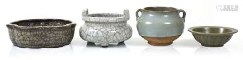Vier Keramiken, u. a. im Stil der Jun-Ware und mit craquelierter Glasur